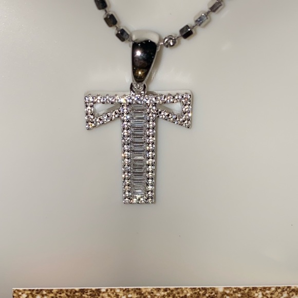 Genuine Swarovski Crystal initial pendant. 10k white gold vermeil, t initial - Picture 3 of 5